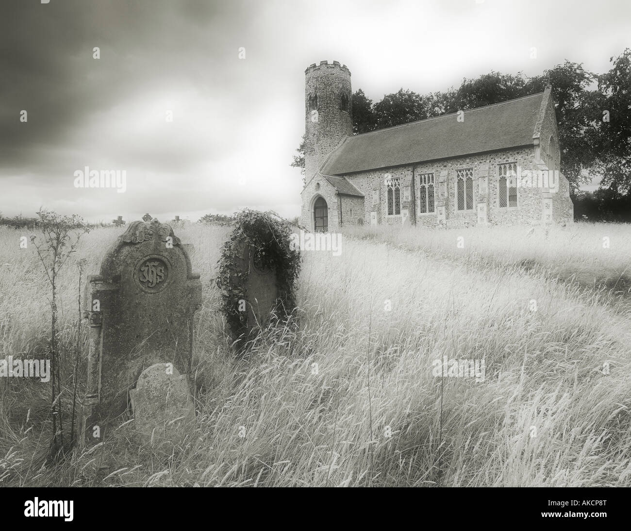 Bessingham église avec mauvais temps en mono avant soft focus Banque D'Images