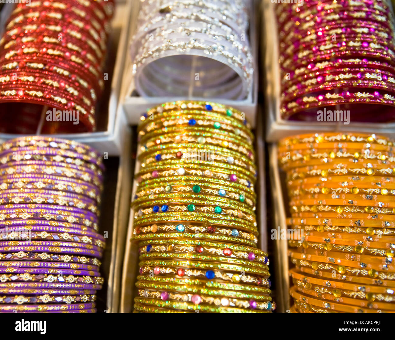 Bracelets indiens en vente dans le marché de Chandni Chowk, Delhi en Inde. Banque D'Images