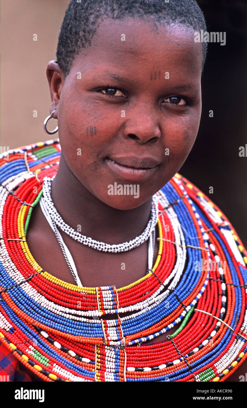 Femme en robe Masai tribal collier perles fleuries et au nord d'Arusha, en route vers le sud du Kenya Tanzanie Banque D'Images