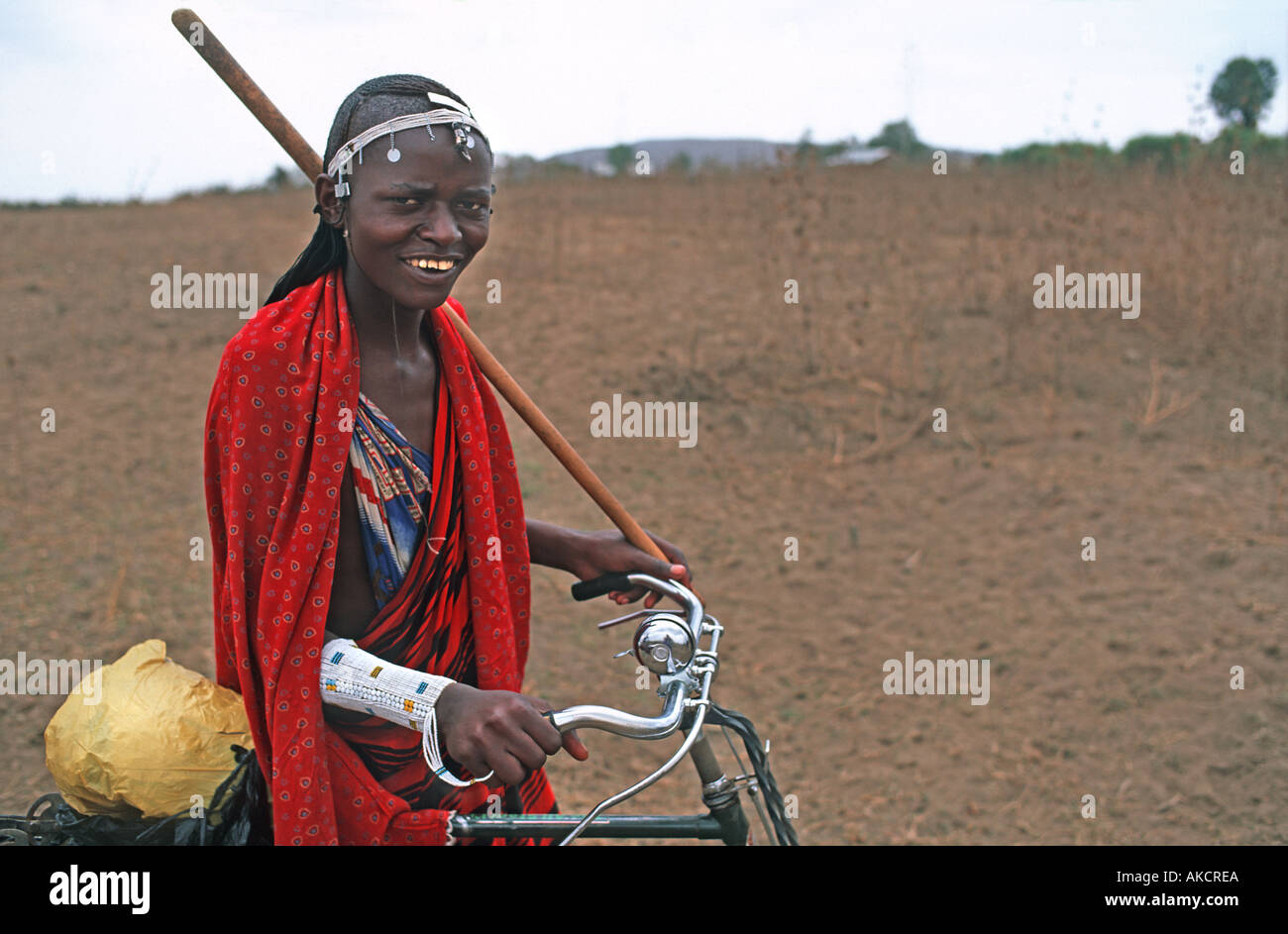 En guerrier Masai robe tribal fier propriétaire d'une location de terres tribales nr le marché aux bestiaux N de l'Afrique Tanzanie Arusha E Banque D'Images