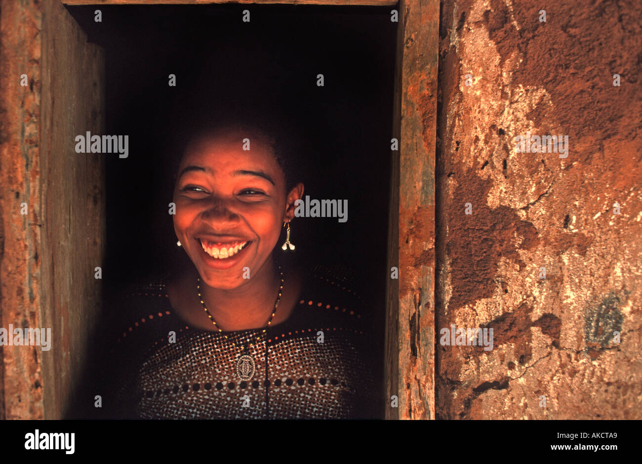 Femme de Chole photographié dans la fenêtre de sa maison près de l'île de Mafia adobe et S de l'océan Indien Afrique Tanzanie Zanzibar Banque D'Images