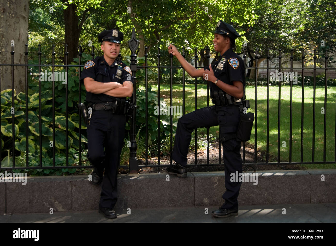 New York city cops regarder le rendez-vous par Banque D'Images