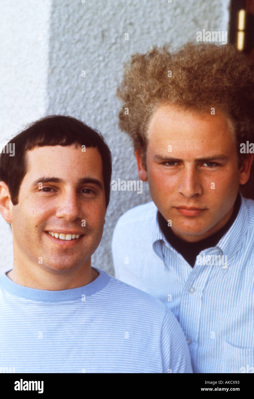 SIMON and Garfunkel Paul Simon et Art Garfunkel gauche chanteurs folk américains Banque D'Images