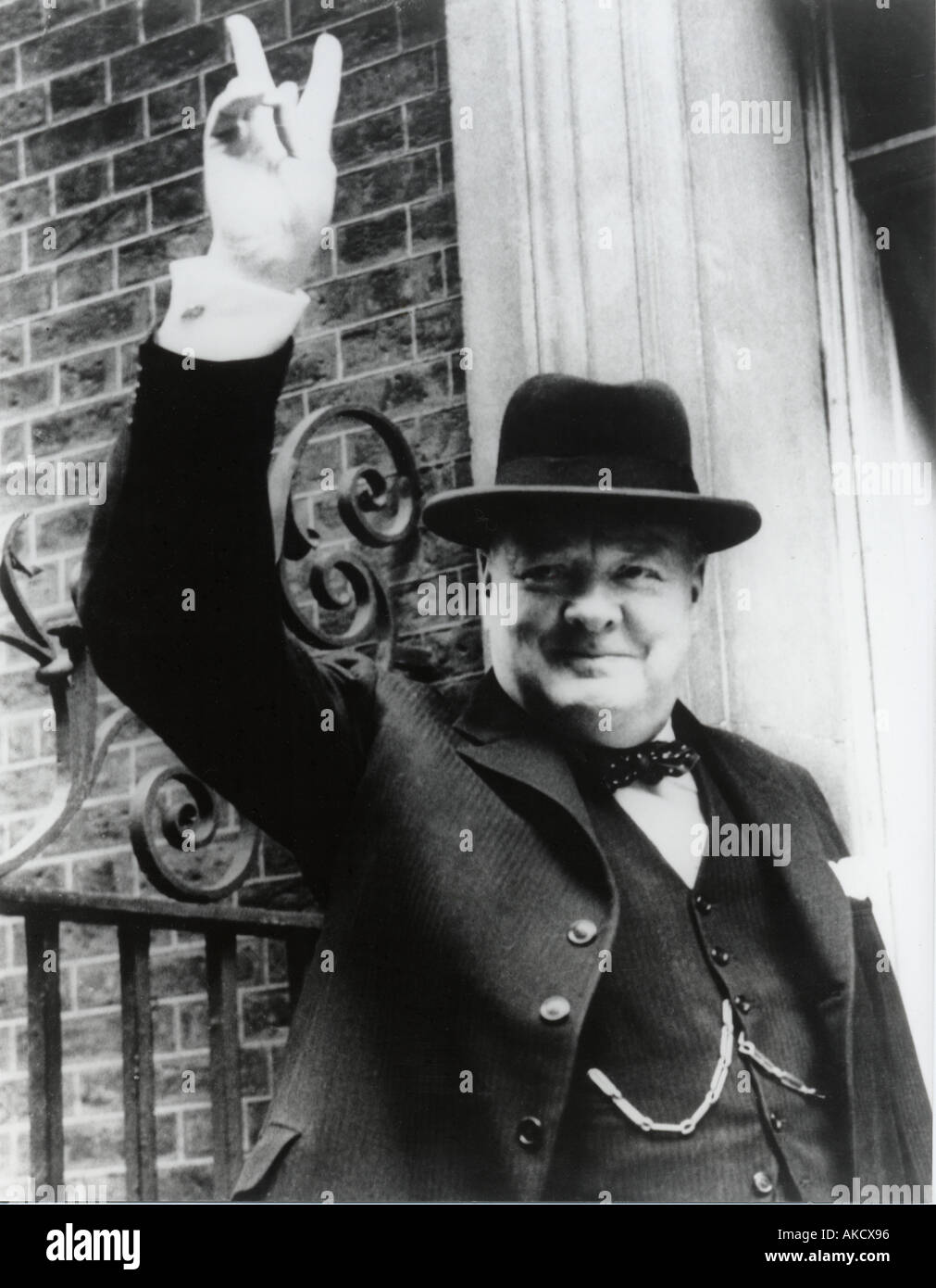 WINSTON CHURCHILL donne son célèbre signe V de la victoire sur les étapes d'au 10, Downing Street en 1945 Banque D'Images