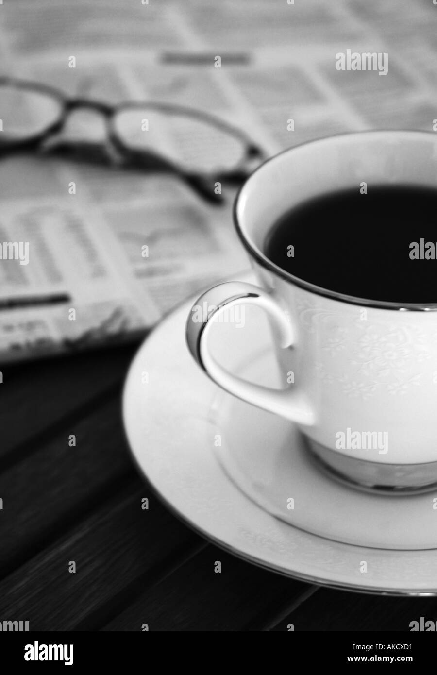 Tasse de café avec du papier journal et lunettes Banque D'Images