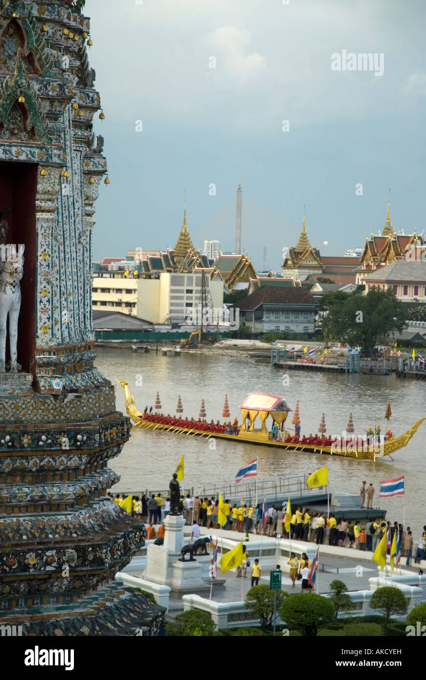 La Barge Royale procession pour le Roi de Thaïlande 80 anniversaire prises à partir de Wat Arun et le the Grand Palace dans l'arrière-plan Banque D'Images