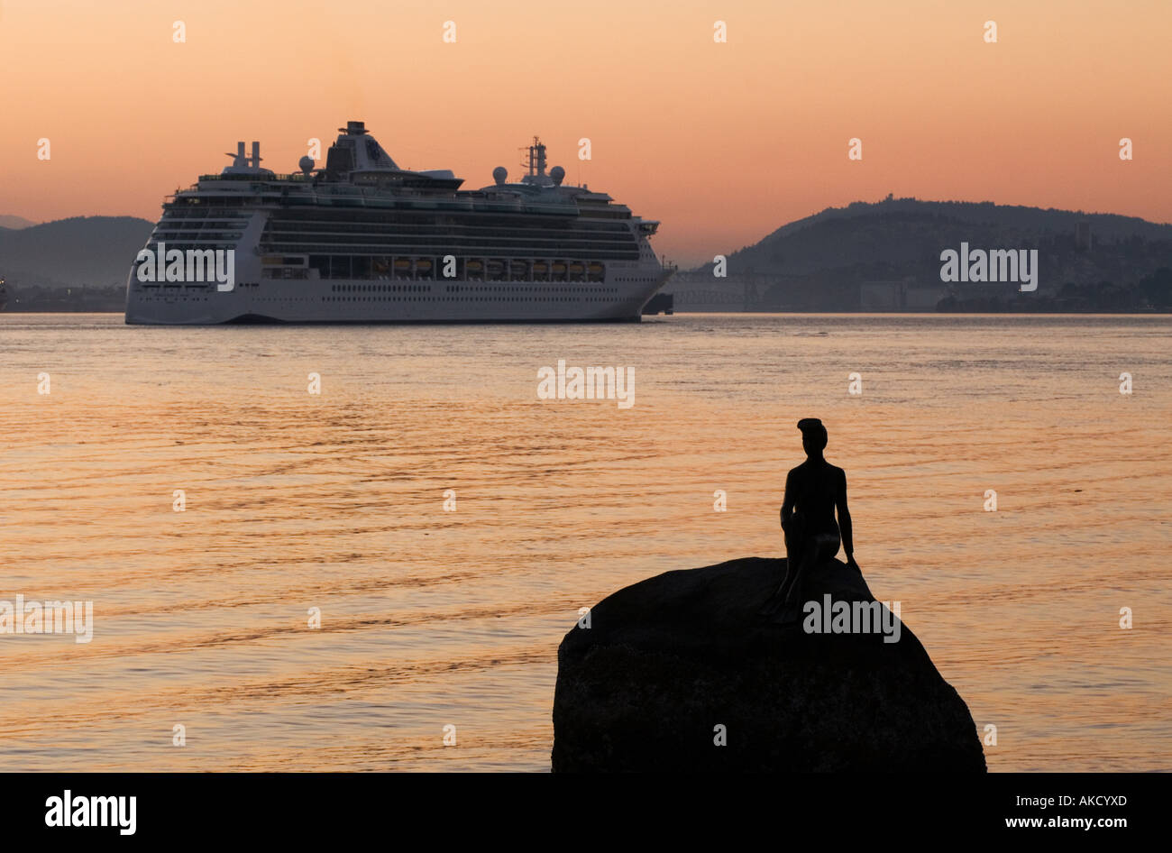 Un bateau de croisière passe la fille dans un wet suit la sculpture comme il entre dans l'Administration portuaire Vancouver British Columbia Canada Banque D'Images