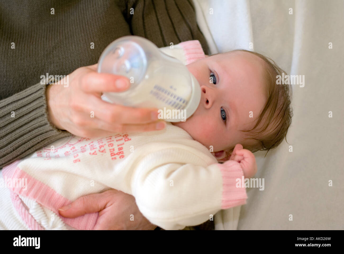 L'alimentation de la mère son bébé au biberon Banque D'Images