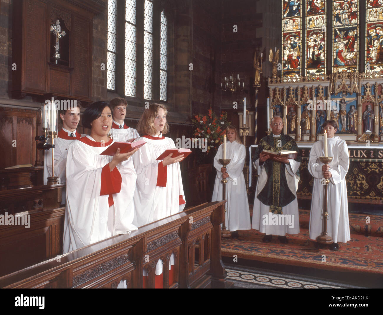 Chœur d'enfants chantant à l'église, Surrey, Angleterre, Royaume-Uni Banque D'Images Chœur d'enfants chantant à l'église, Surrey, Angleterre, Royaume-Uni Banque D'Images