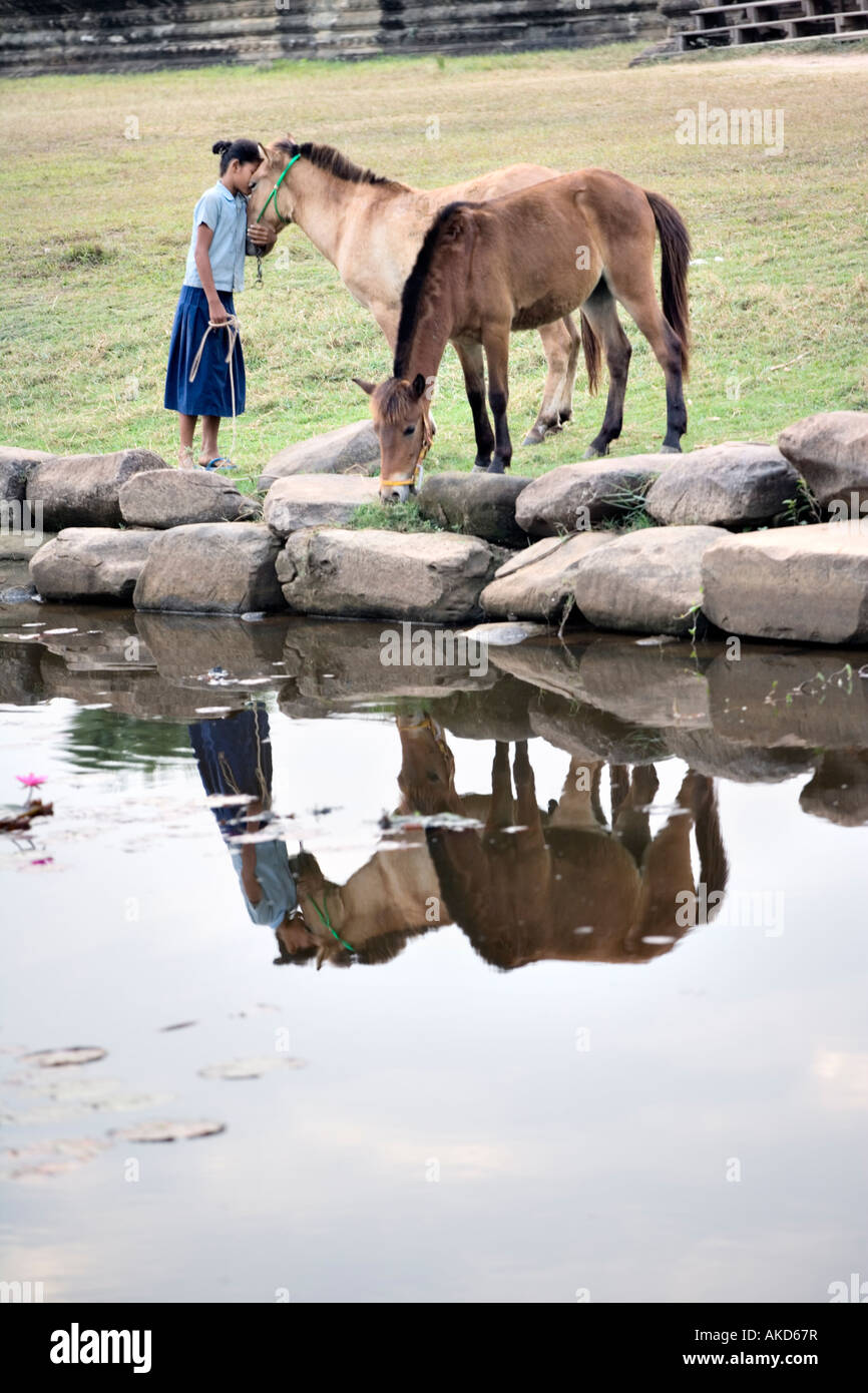 Fille aime ses chevaux khmers, Angkor Wat, Angkor, Cambodge Banque D'Images