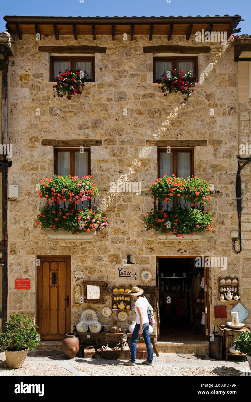 Boutique de cadeaux dans la ville médiévale de frias burgos CASTILLE LEON Espagne Banque D'Images