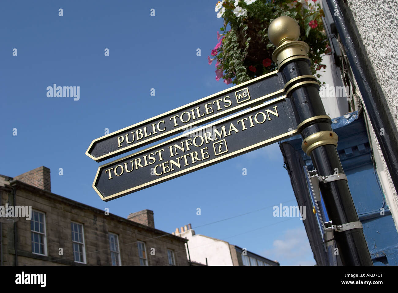 Sign in Alnwick Northumberland England UK montrant la direction de tourist information centre Banque D'Images