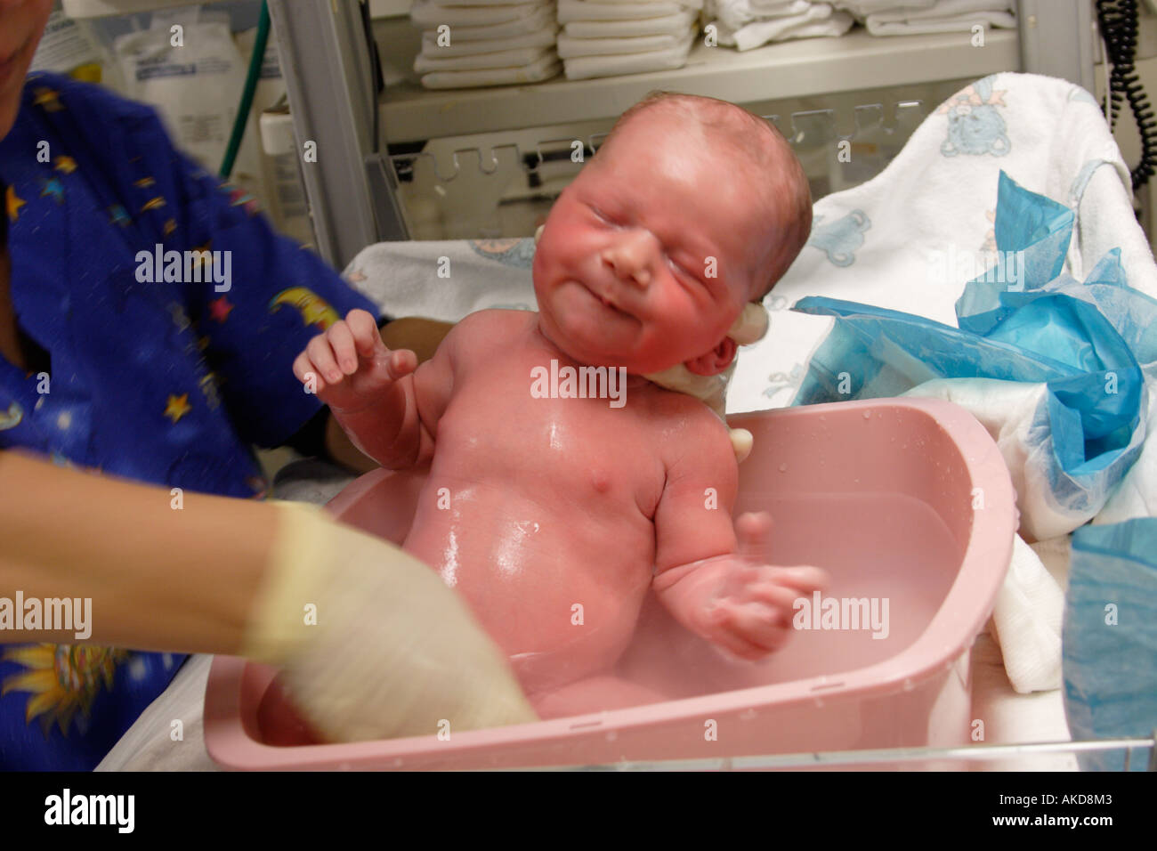 Bebe Nouveau Ne Garcon Premier Bain Mr Photo Stock Alamy