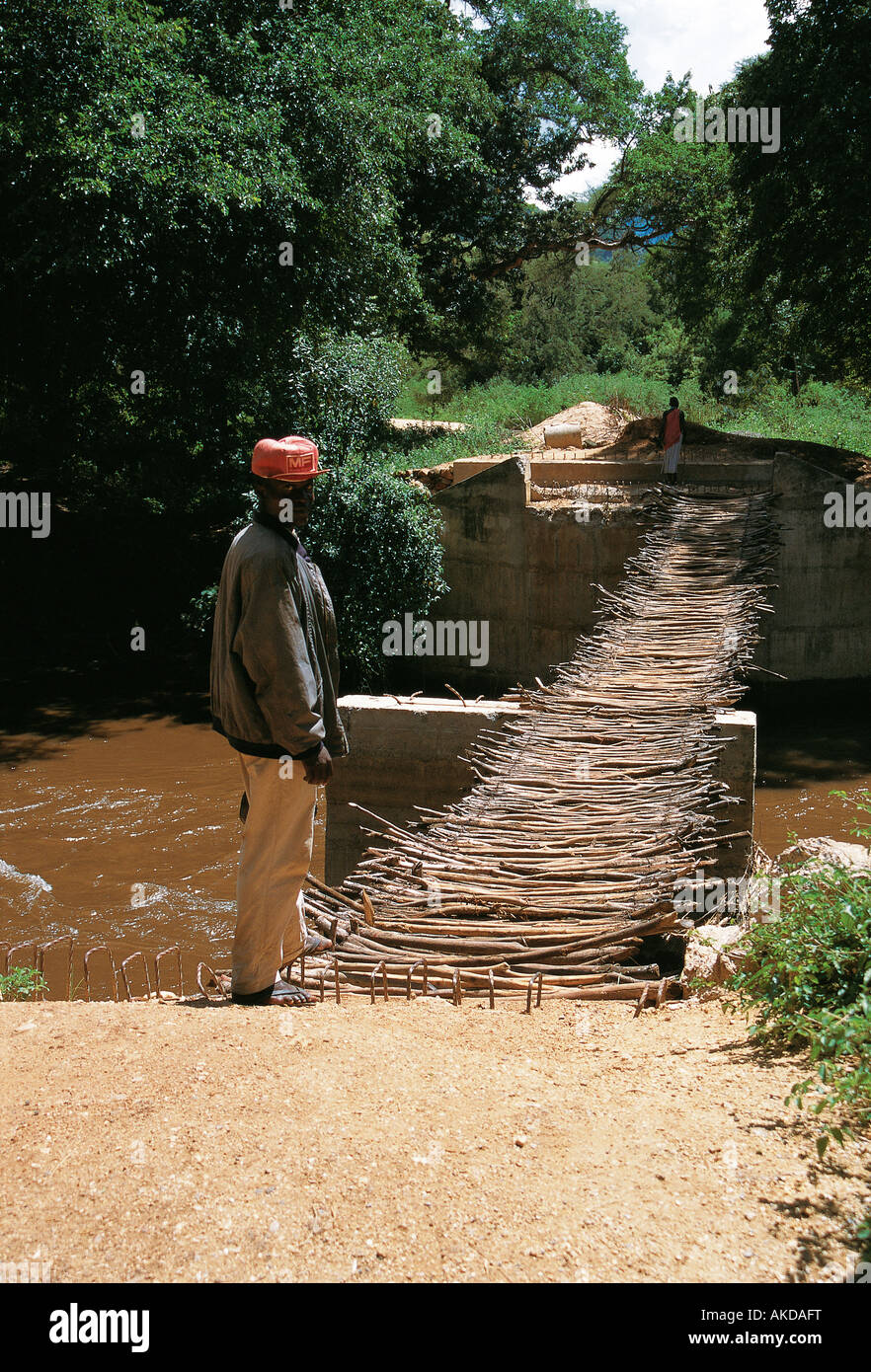 En bois de fortune une passerelle au-dessus de la rivière Wei Wei Cherangani Hills à l'ouest du Kenya Afrique de l'Est Banque D'Images