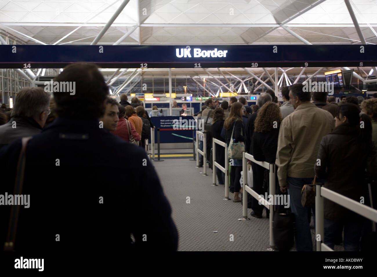 Personnes en attente à l'immigration aux frontières de l'aéroport de Stansted, Royaume-Uni, Londres, Angleterre, Europe. Banque D'Images