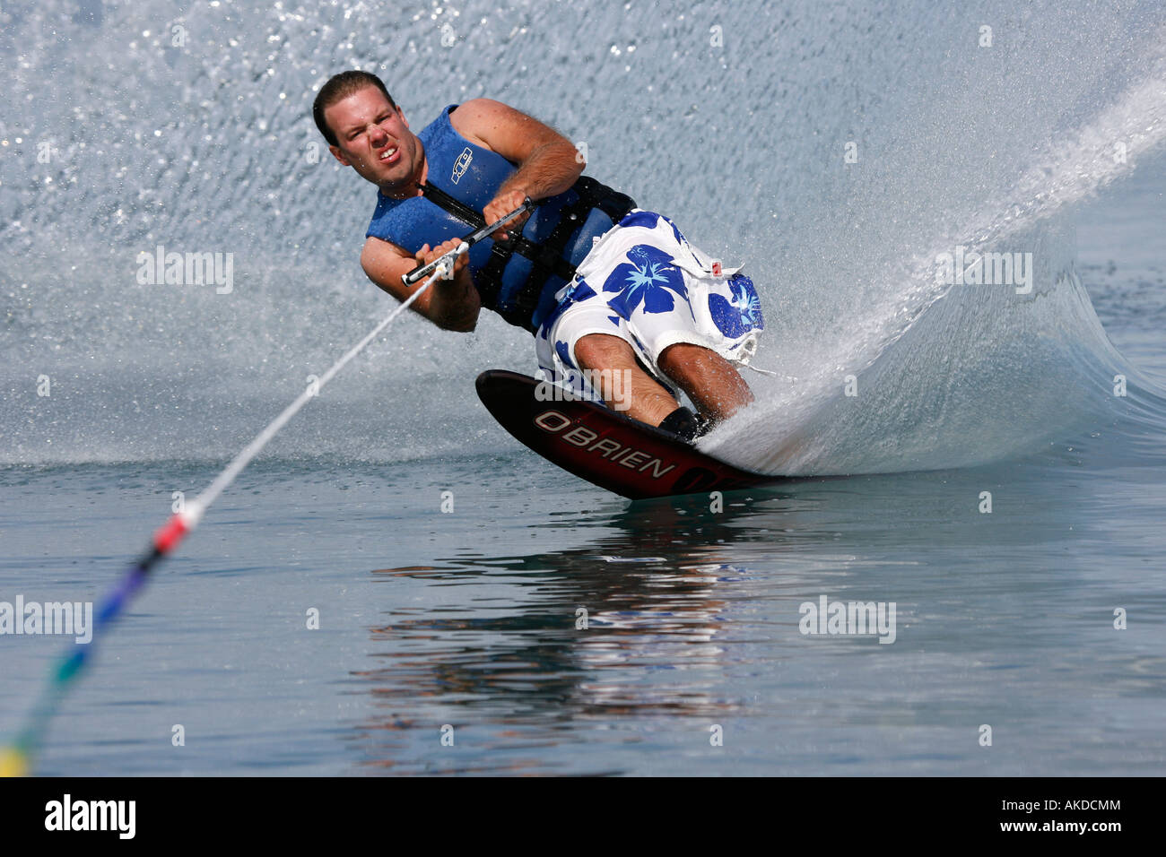 Un waterskier slalom taille un tour. Banque D'Images