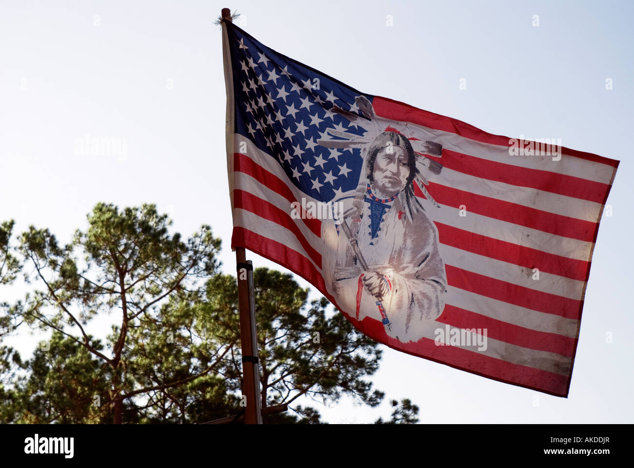 Native American version du drapeau américain en vol au dessus du lac festival City en Floride Banque D'Images