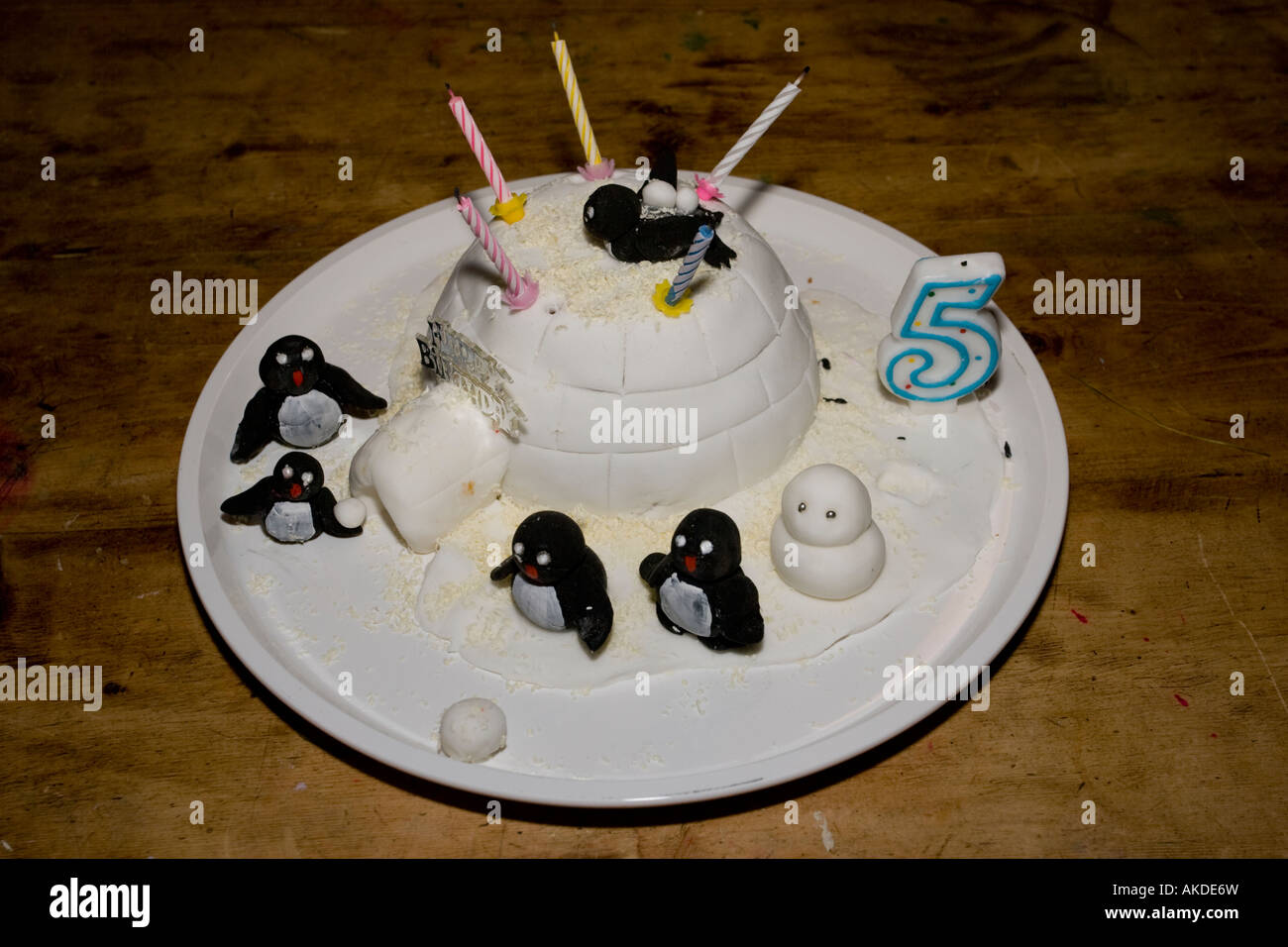 Gateau D Anniversaire Pingouins Igloo Glacage Blanc 5 Bougies Cinq Ans Uk Photo Stock Alamy