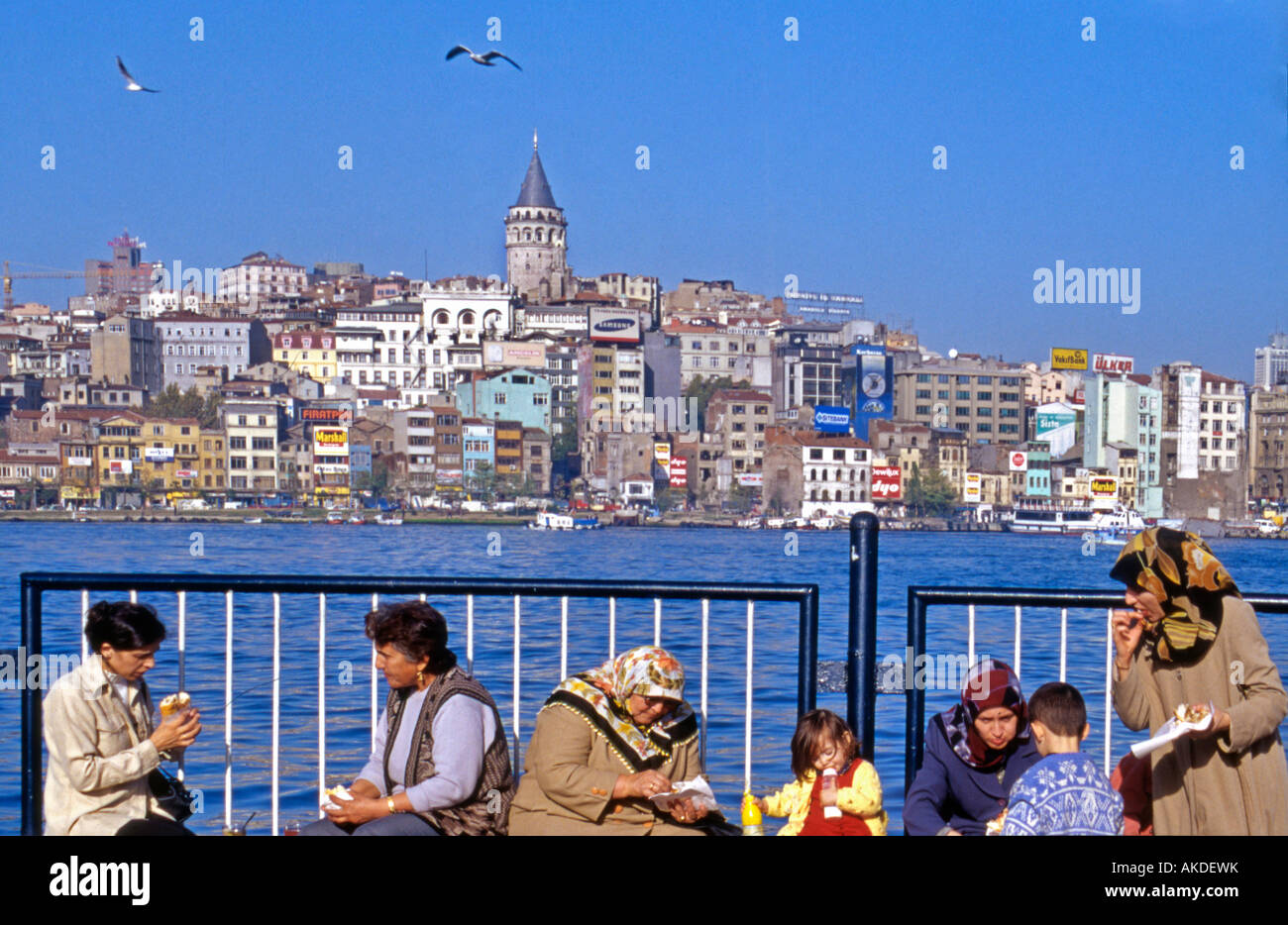 Les gens de manger du poisson et du pain à Eminonu Istanbul Turquie Banque D'Images