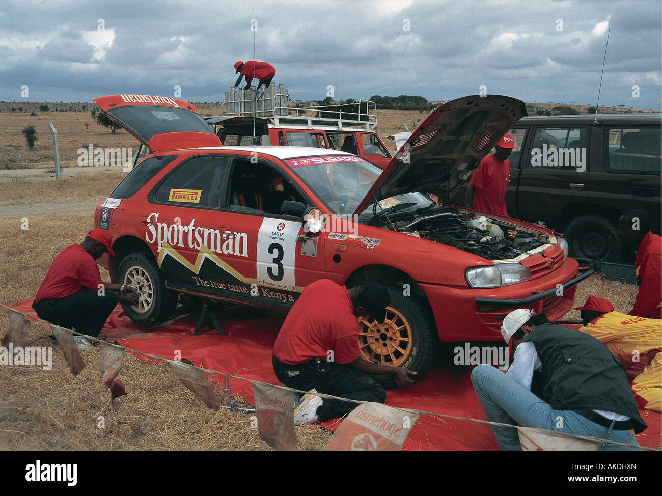 Voiture de rallye Subaru en cours d'entretien avant l'une des étapes du rallye Équateur Caltex Nairobi Kenya Afrique de l'Est Banque D'Images