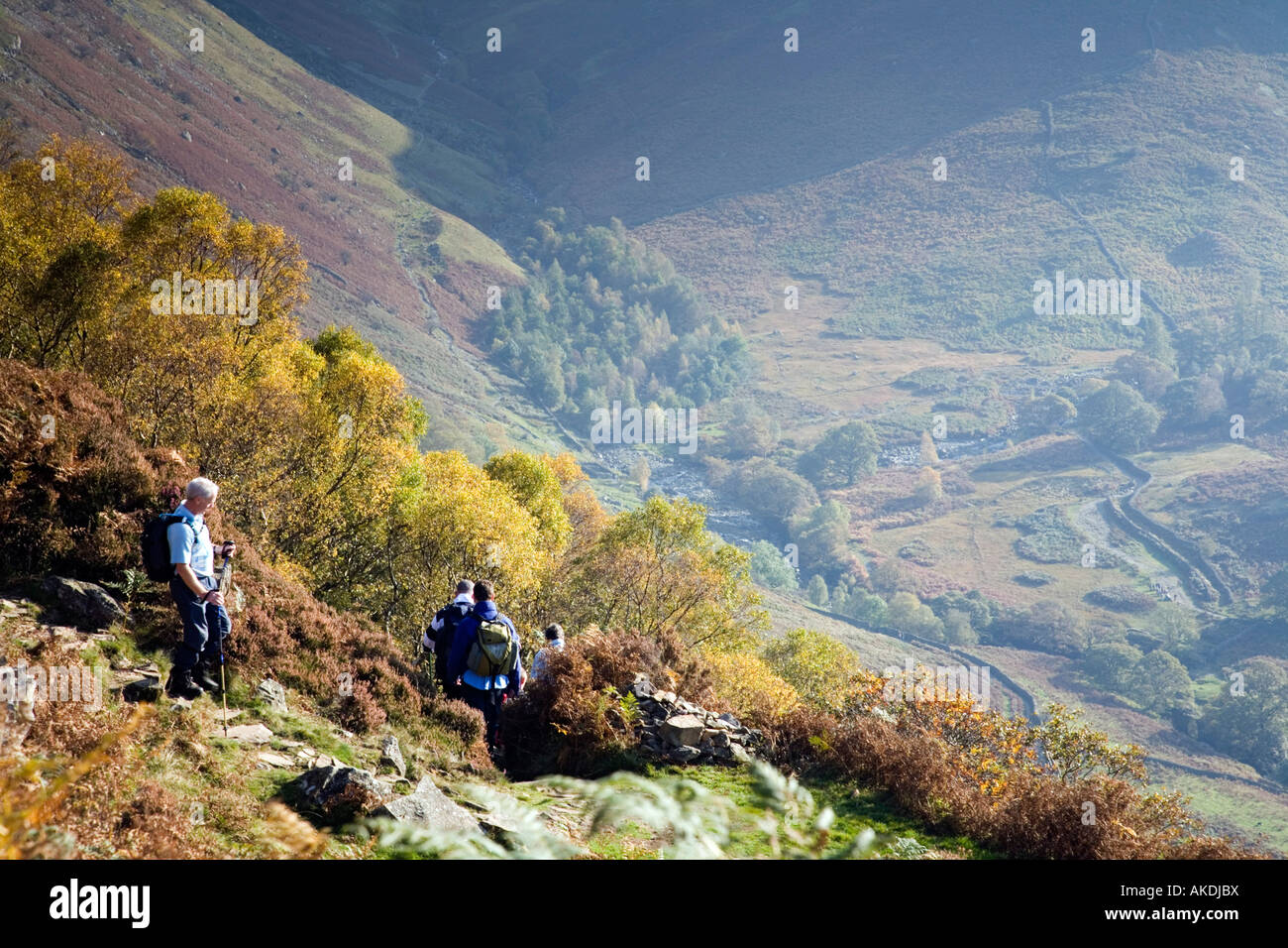 Les promeneurs sur la haute falaise au-dessus du Lake District de la vallée de Borrowdale Gill Greenup Stonethwaite Banque D'Images