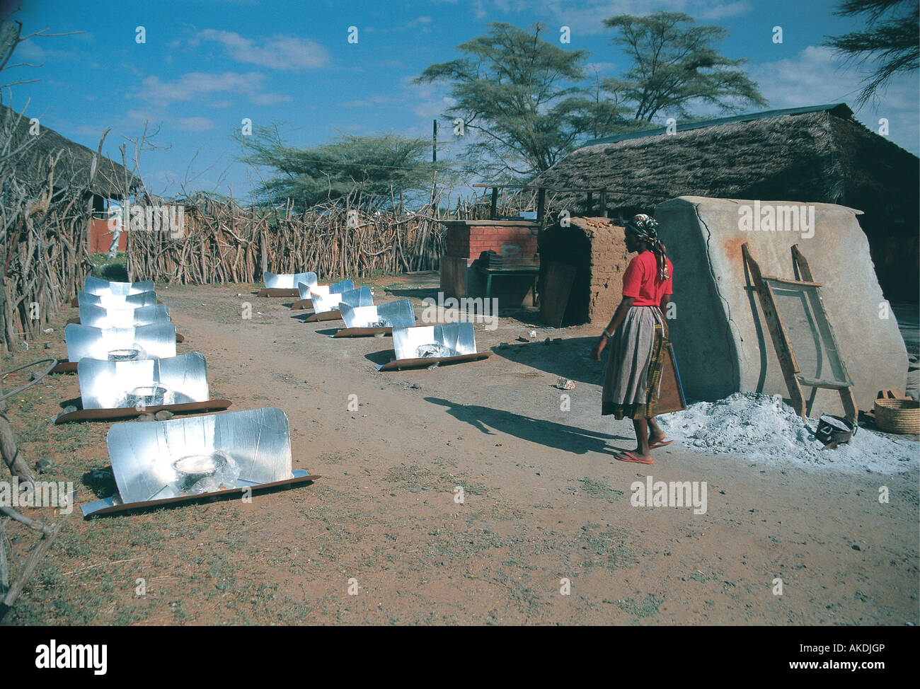 Une démonstration de fours solaires dans un projet missionnaire pour les populations locales dans la ville désertique de Lodwar Kenya du Nord Banque D'Images