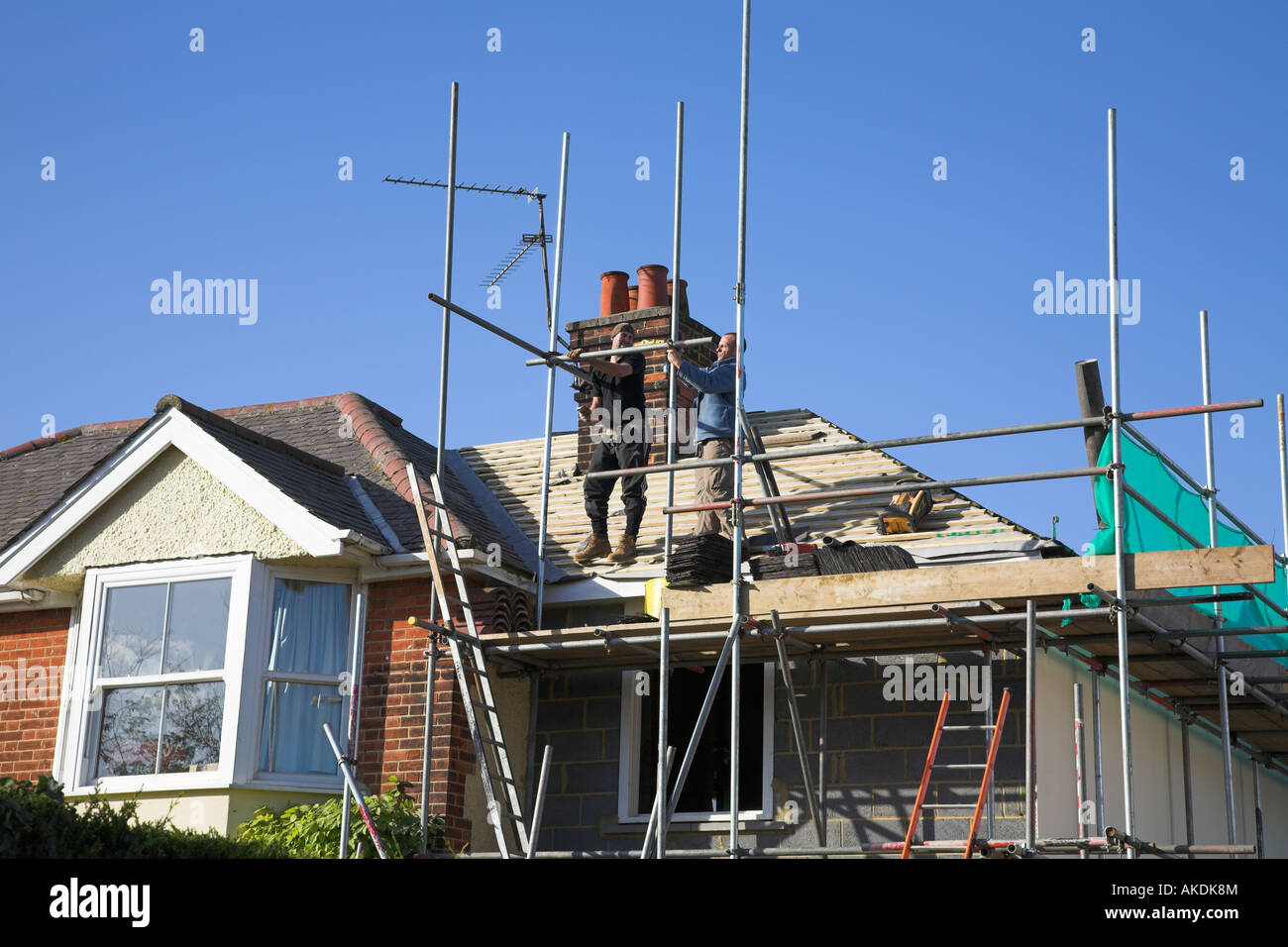 Builders scaffoldfing ériger Banque D'Images