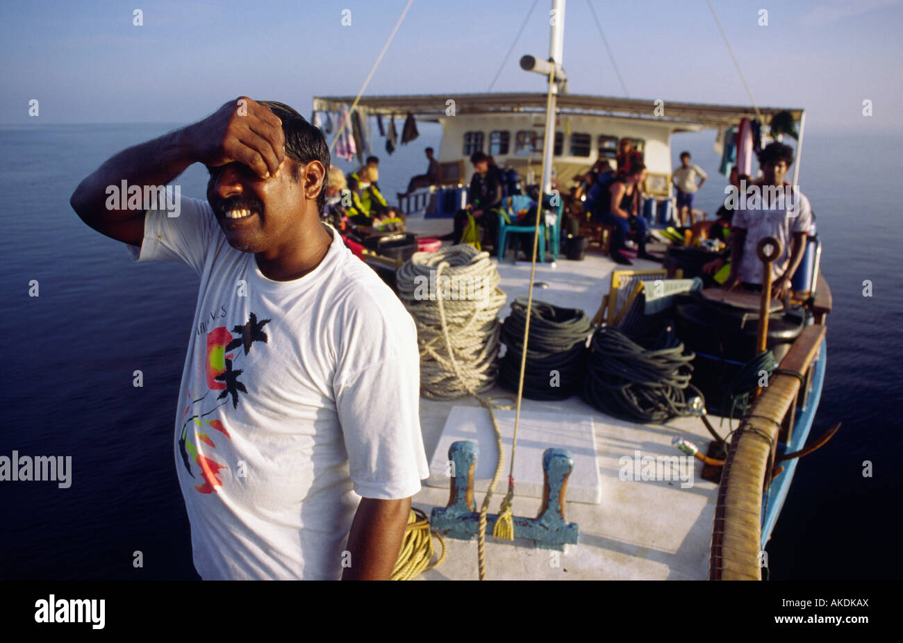 Capitaine de bateau de plongée à la recherche de corail. Les Maldives. Banque D'Images