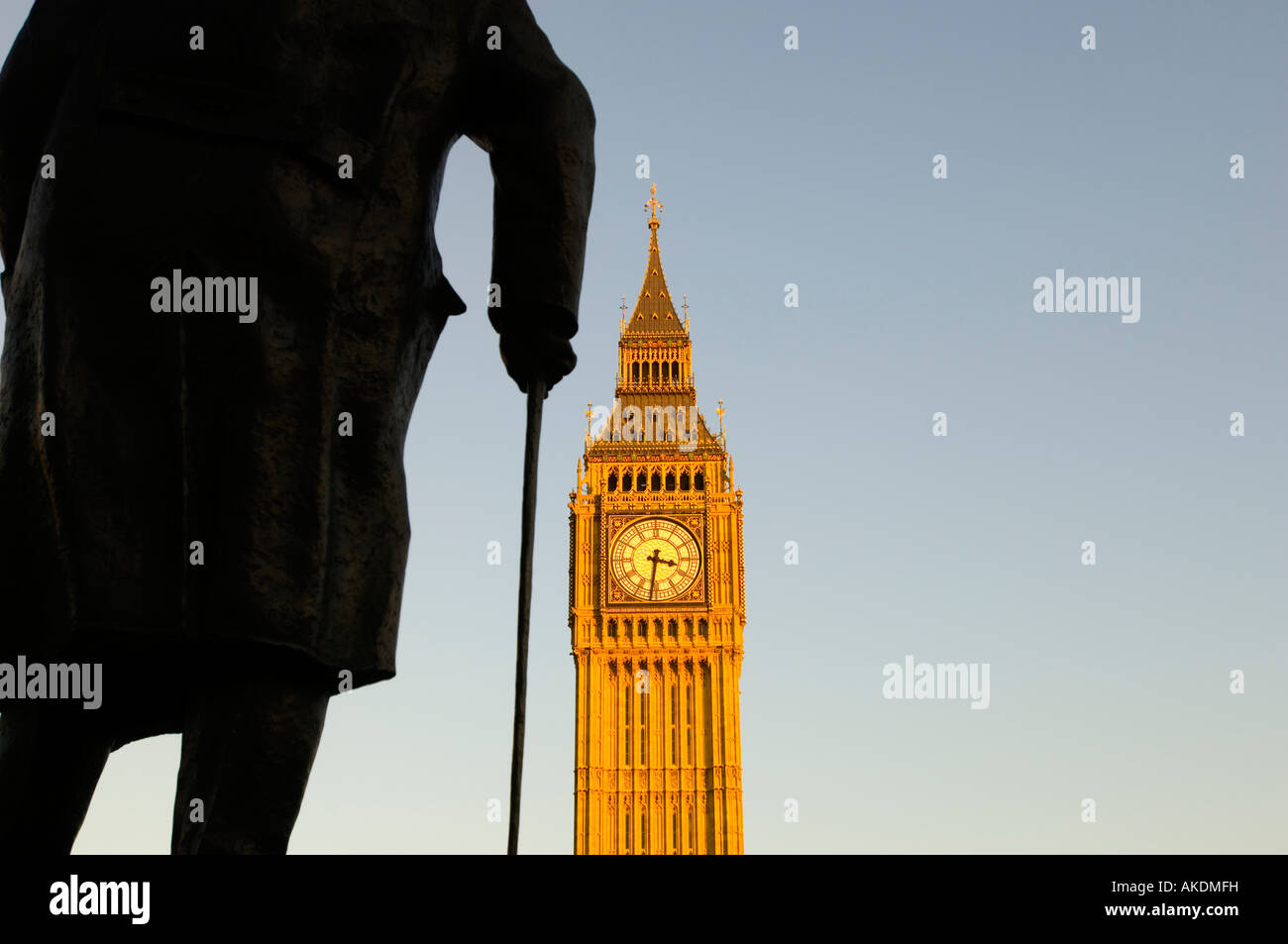 Statue de Sir Winston Churchil sur la place du Parlement et la tour de l'horloge de Maisons du Parlement, Big Ben Londres Royaume Uni. Banque D'Images