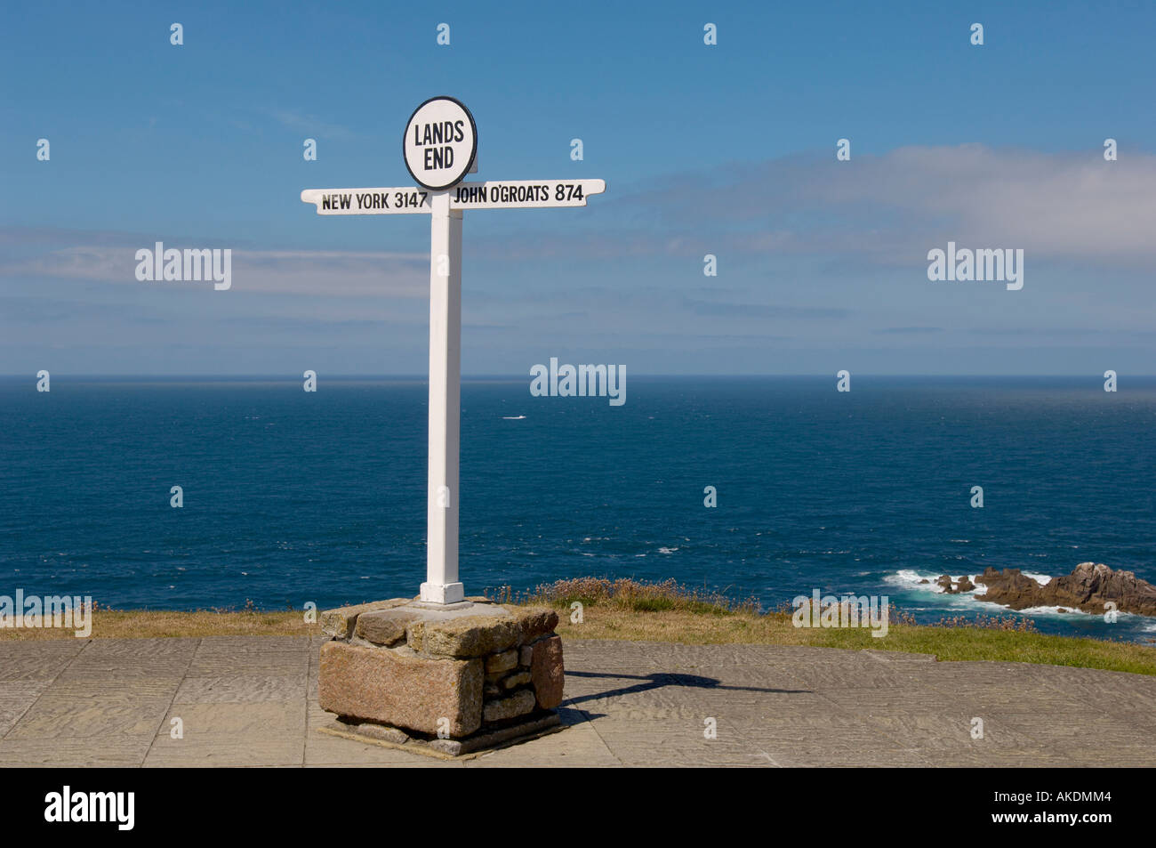 Signe de fin de terre vu sur la gauche avec l'océan Atlantique disparaissant à l'horizon. ROYAUME-UNI Banque D'Images