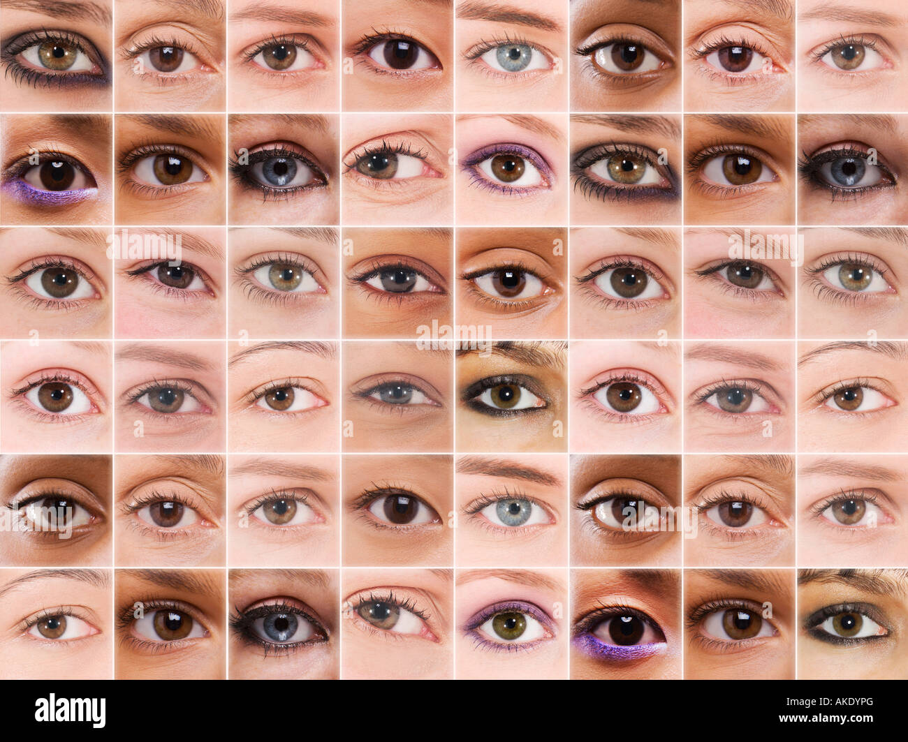 Composite numérique des yeux féminins dans la grille Banque D'Images