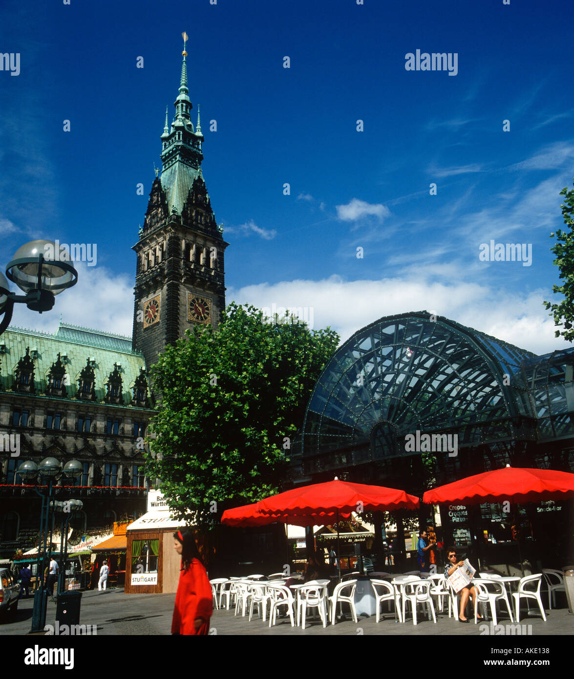 La ville de Hambourg Allemagne Europe Rathmus vu du marché de l'Alster Arkaden SB Banque D'Images