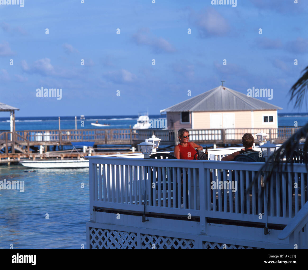 Couple sur balcon, Morritt's Tortuga La Paix, Grand Cayman, Cayman Islands, Caribbean Banque D'Images