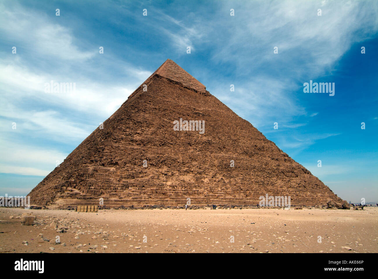 La grande pyramide de khafré khafra cephren khephren avec un ciel bleu et nuages blancs giza le Caire Egypte Banque D'Images