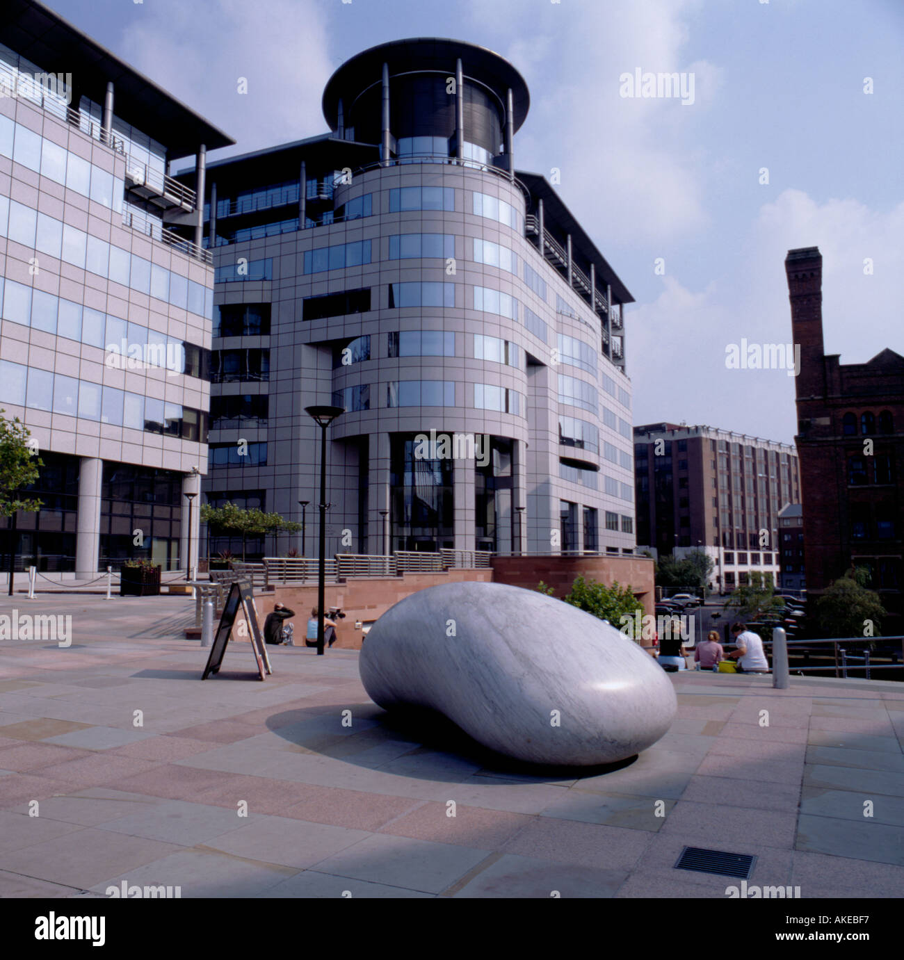 100 carré Barbirolli plus de Barbirolli Square et la sculpture 'pierre', par Kan Yasuda, Manchester, Angleterre, Royaume-Uni. Banque D'Images