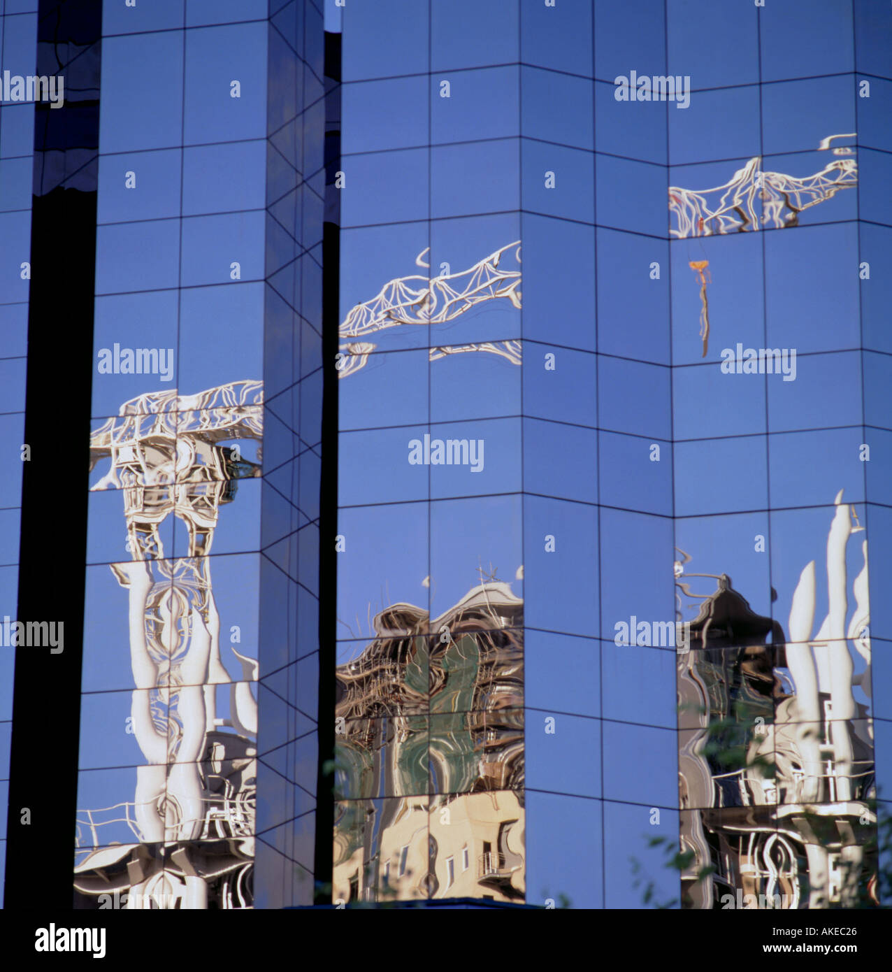 Reflet d'une grue à tour dans la fenêtres teintées de l'Édifice Quay West, Salford, Greater Manchester, Angleterre, Royaume-Uni. Banque D'Images