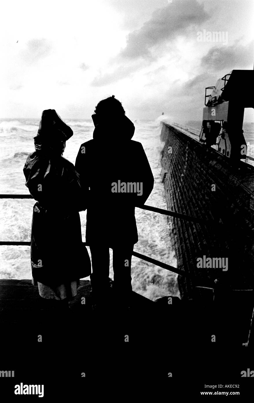 Couple watching tempête northumberland tynemouth Banque D'Images