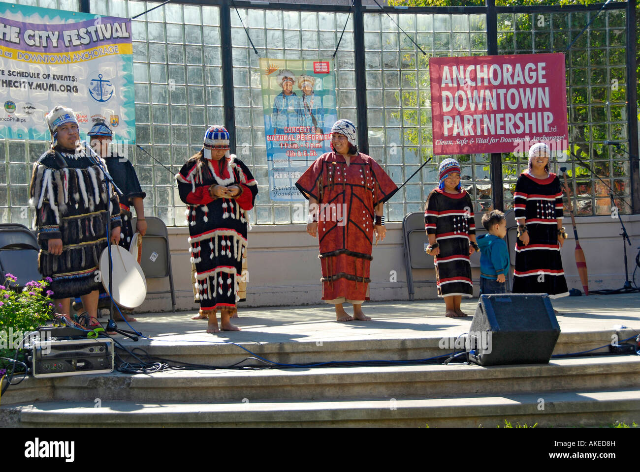Les Indiens exécuter en public park dans le centre-ville d'Anchorage en Alaska AK U S United States Banque D'Images