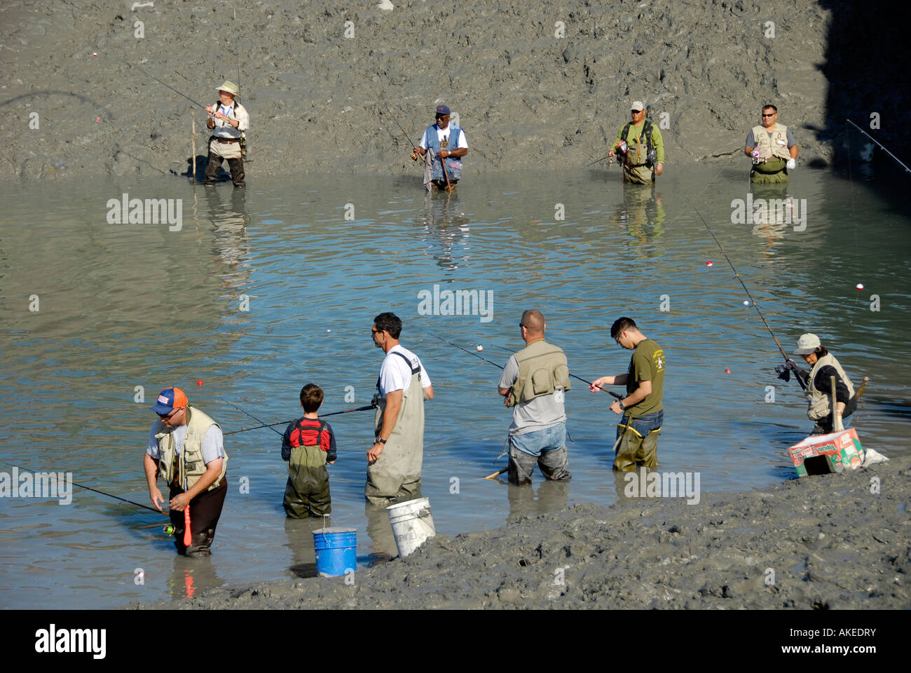 Les pêcheurs La pêche du saumon en Alaska Railroad Ship Creek dans la zone de pêche du centre-ville d'Anchorage en Alaska AK U S United States Banque D'Images