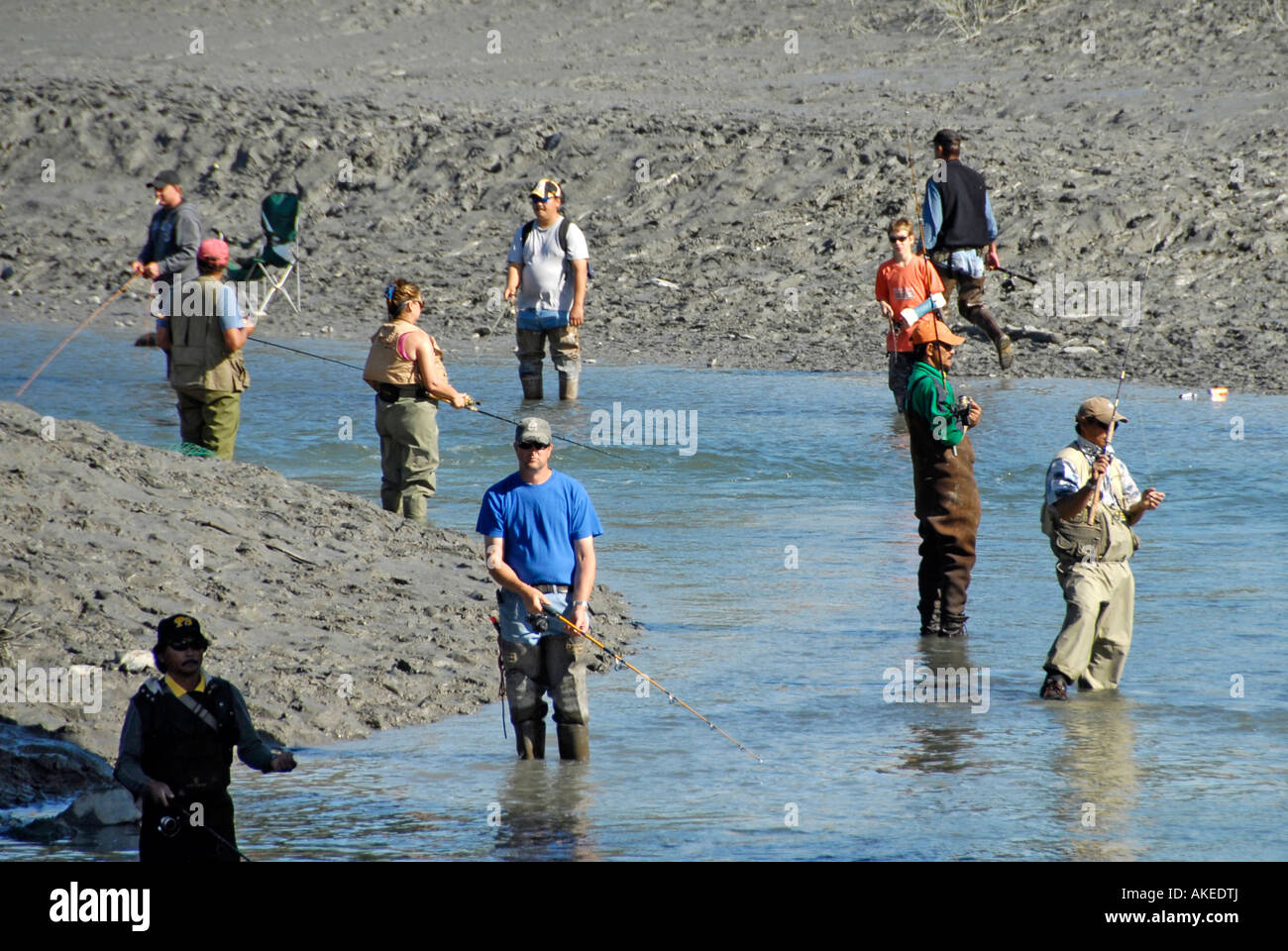Les pêcheurs La pêche du saumon en Alaska Railroad Ship Creek dans la zone de pêche du centre-ville d'Anchorage en Alaska AK U S United States Banque D'Images
