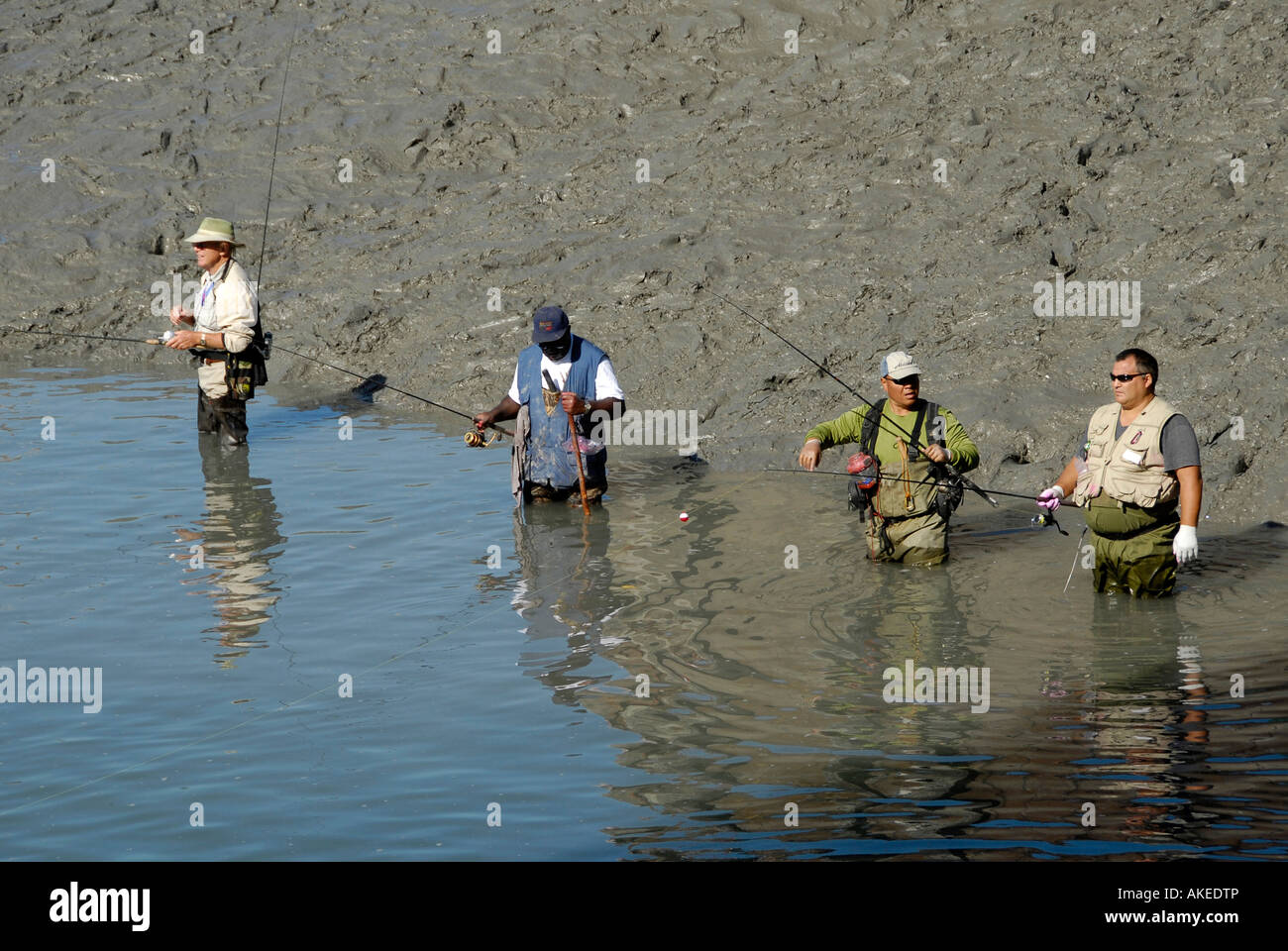 Les pêcheurs La pêche du saumon en Alaska Railroad Ship Creek dans la zone de pêche du centre-ville d'Anchorage en Alaska AK U S United States Banque D'Images
