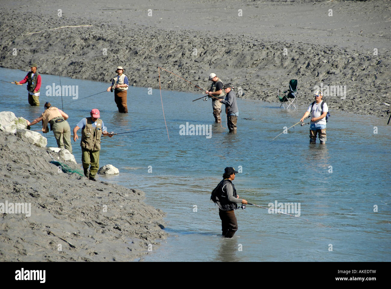Les pêcheurs La pêche du saumon en Alaska Railroad Ship Creek dans la zone de pêche du centre-ville d'Anchorage en Alaska AK U S United States Banque D'Images
