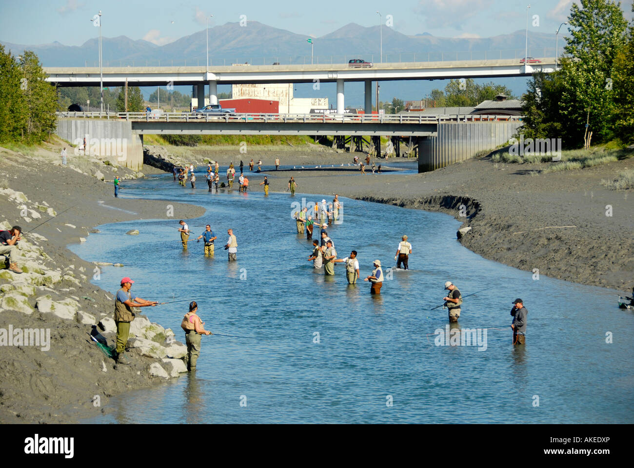 Les pêcheurs La pêche du saumon en Alaska Railroad Ship Creek dans la zone de pêche du centre-ville d'Anchorage en Alaska AK U S United States Banque D'Images