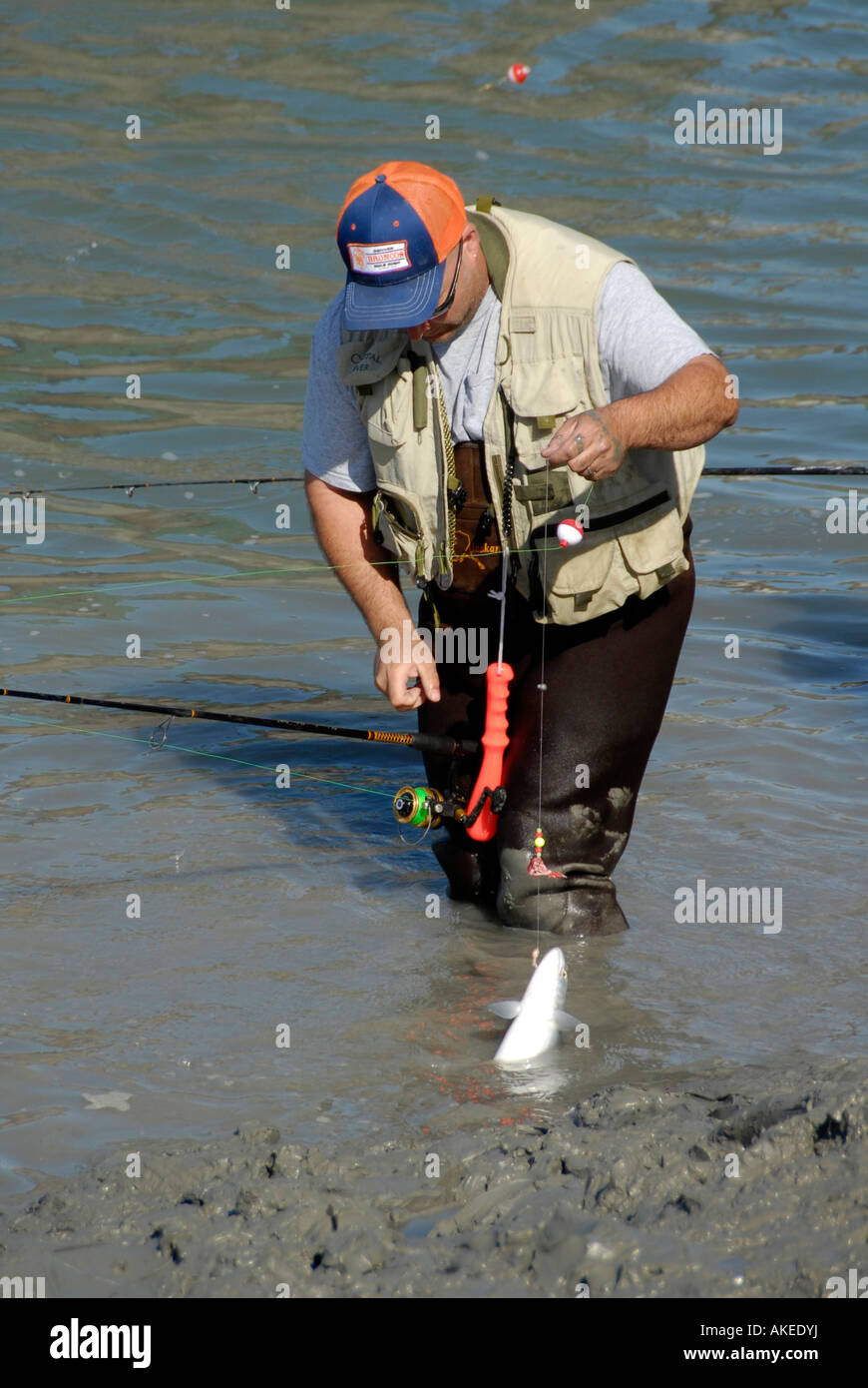 Les pêcheurs La pêche du saumon en Alaska Railroad Ship Creek dans la zone de pêche du centre-ville d'Anchorage en Alaska AK U S United States Banque D'Images