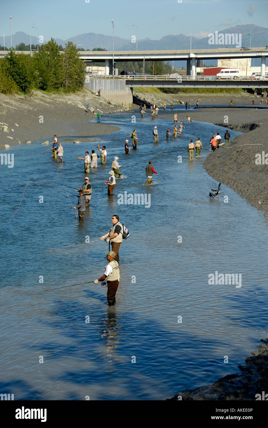 Les pêcheurs La pêche du saumon en Alaska Railroad Ship Creek dans la zone de pêche du centre-ville d'Anchorage en Alaska AK U S United States Banque D'Images