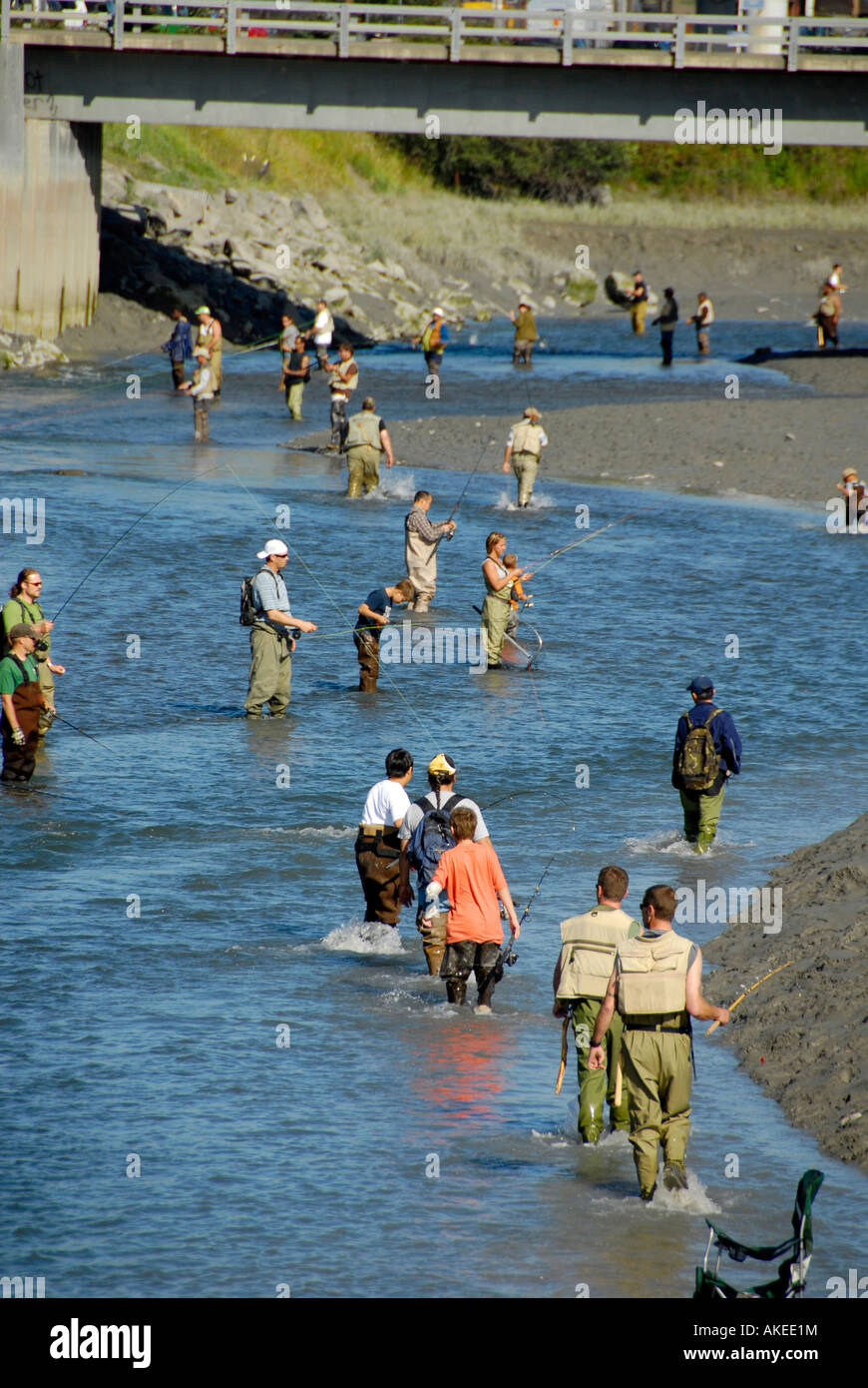 Les pêcheurs La pêche du saumon en Alaska Railroad Ship Creek dans la zone de pêche du centre-ville d'Anchorage en Alaska AK U S United States Banque D'Images