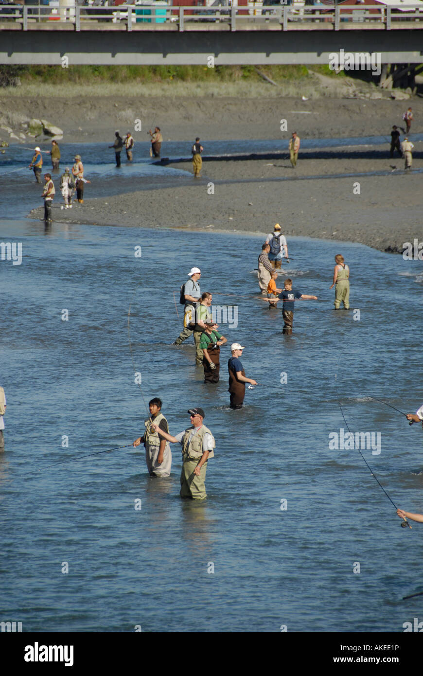Les pêcheurs La pêche du saumon en Alaska Railroad Ship Creek dans la zone de pêche du centre-ville d'Anchorage en Alaska AK U S United States Banque D'Images