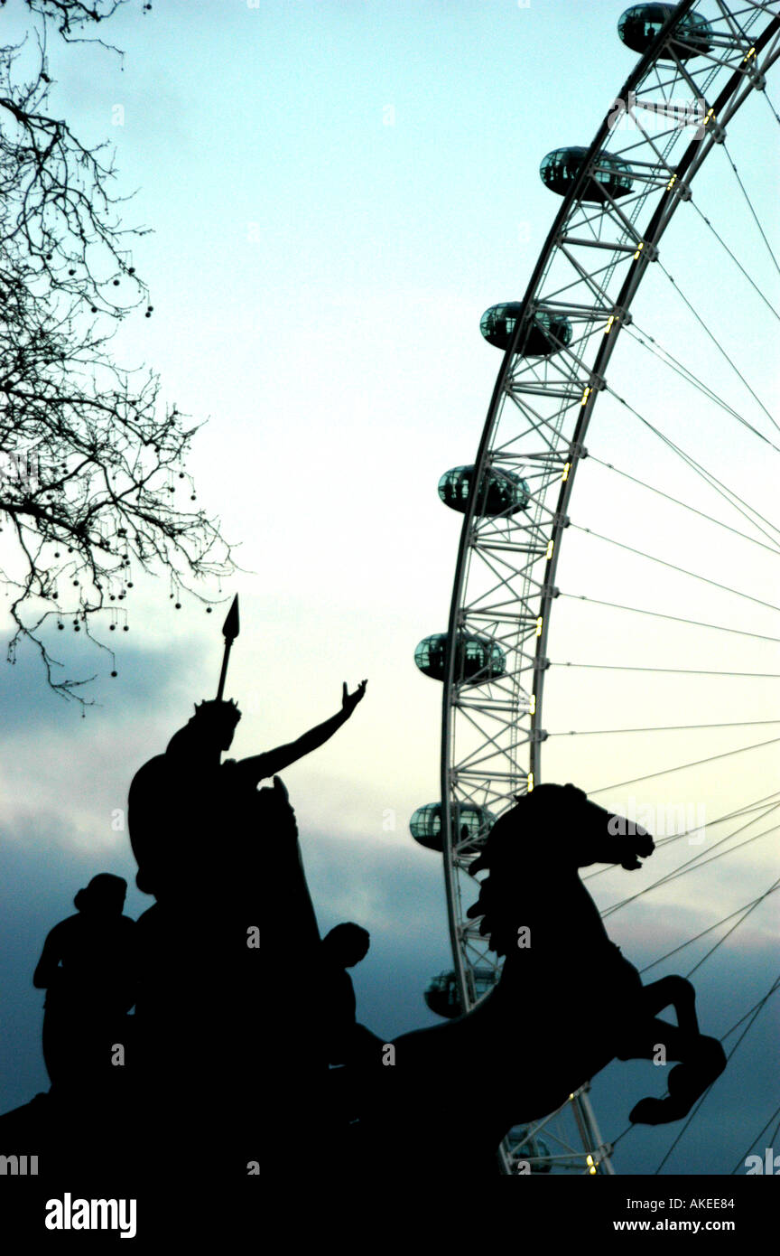 Sculpture de guerrier Boudicca Reine des Iceni et ses filles avec le London Eye Westminster Bridge London England UK Banque D'Images