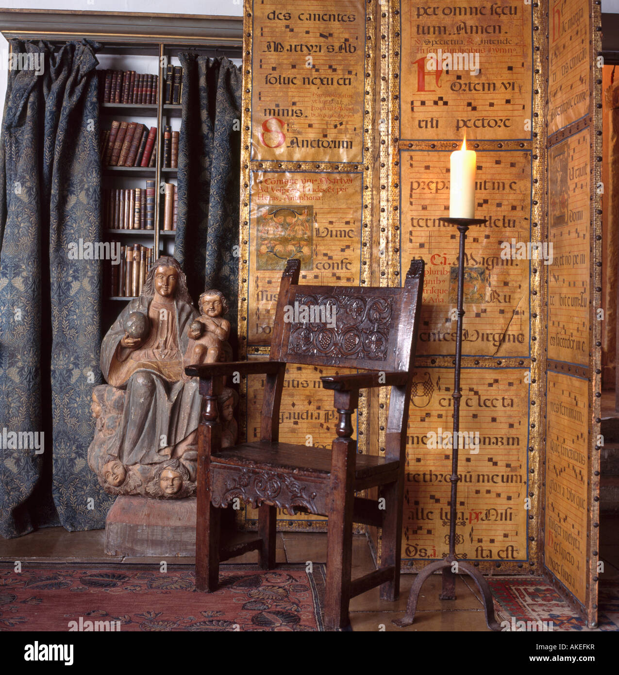 Statue religieuse ancienne en bois sculpté et chaise devant l'écran en bois  avec des inscriptions Photo Stock - Alamy