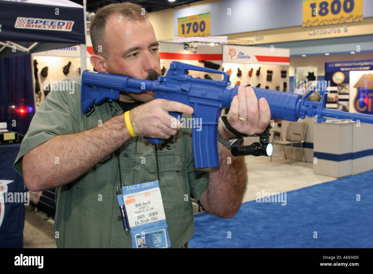 Miami Beach Florida,Convention Center,centre,IACP,International Association of Chiefs of police,conférence annuelle,arme d'entraînement,flash lumineux tactique,vi Banque D'Images